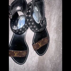 Black & Brown Louis Vuitton sandals in great condition